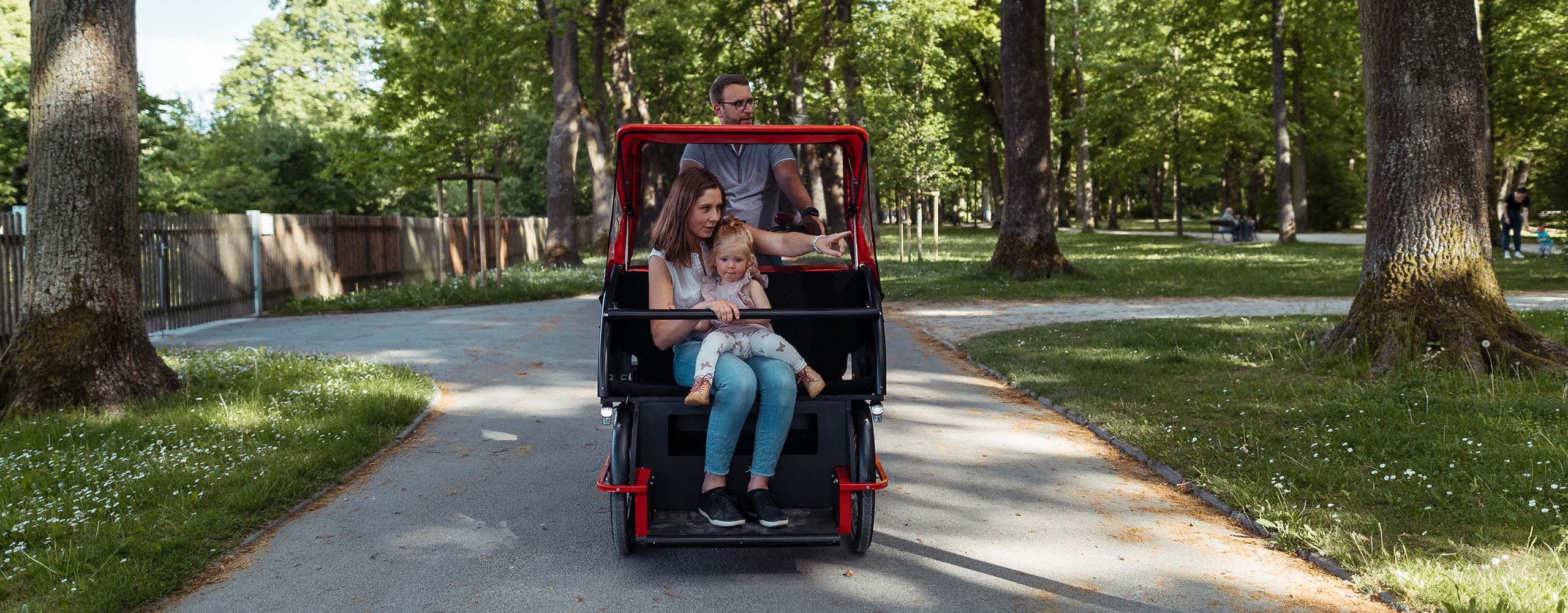 Familie auf Rikscha Fahrrad im Bayreuther Hofgarten