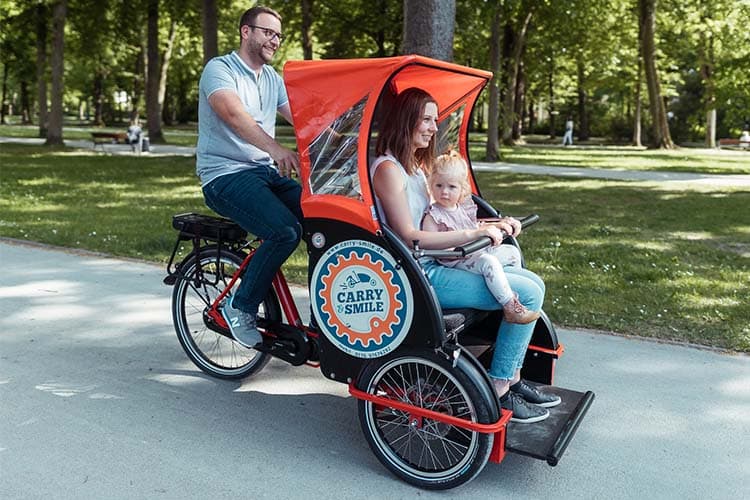 Glückliche Familie auf Rikscha