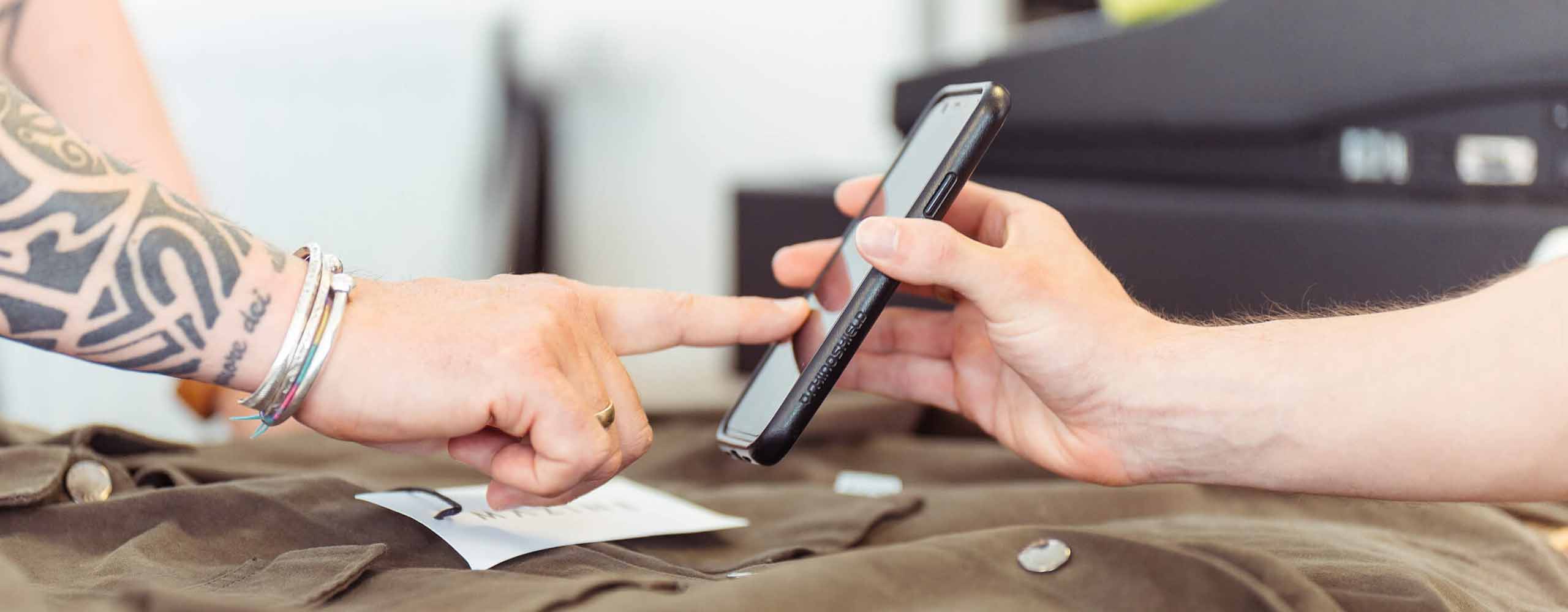 Studierende bedienen Smartphone zum Gutschein einlösen.