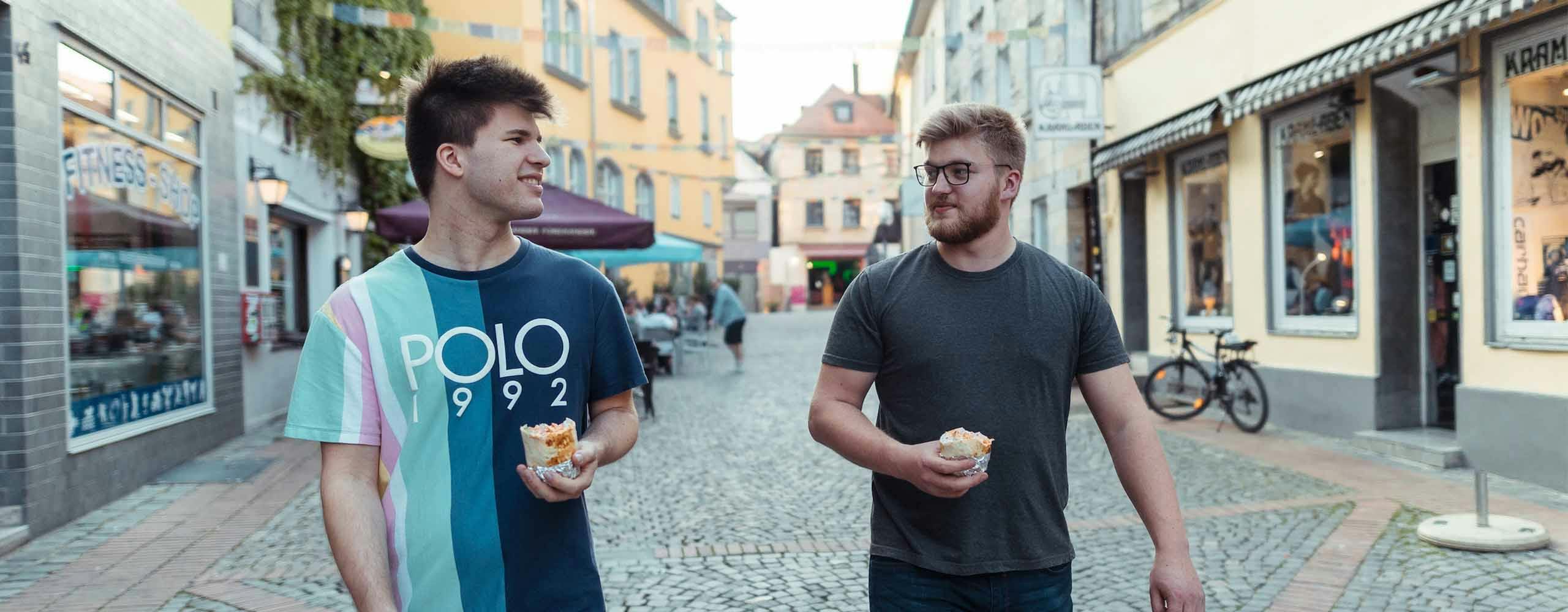 Auszubildende beim Döner essen in der Bayreuther Innenstadt